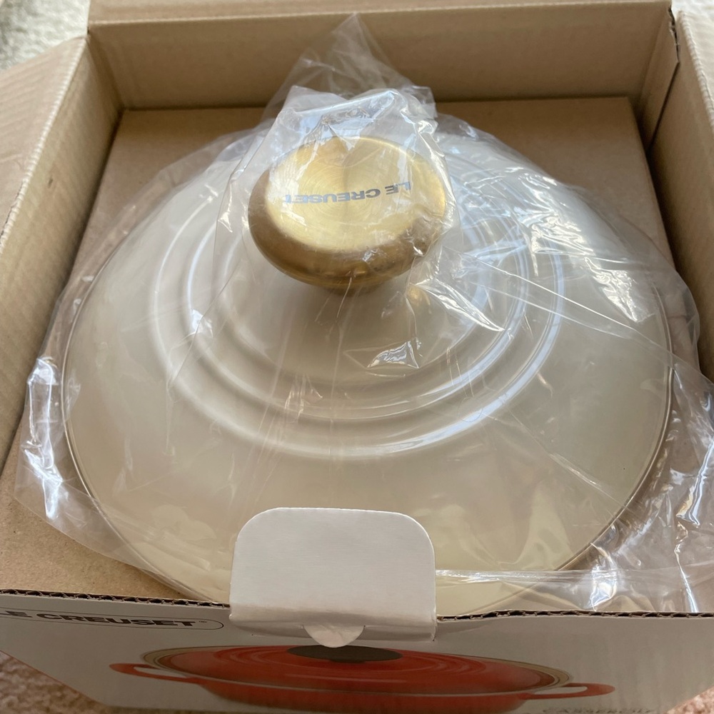 New Le Creuset White Petite Stockpot (3.8 quart) with/ Pretty gold color knob! - Picture 2 of 8